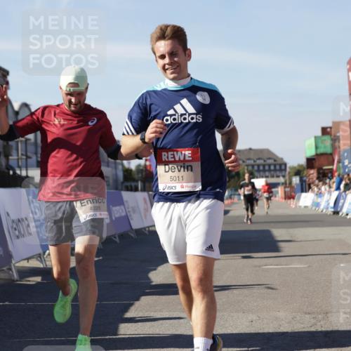 03.10.2025 - Köhlbrandbrückenlauf Jannik Wohlers http://msf.ph/oto/9111496 03.10.2025 13:00:40 Ziel 4016, 4018, 4172, 4228, 4299, 4622, 4763, 4850, 5011, 5664, 6373 meine-sportfotos.de