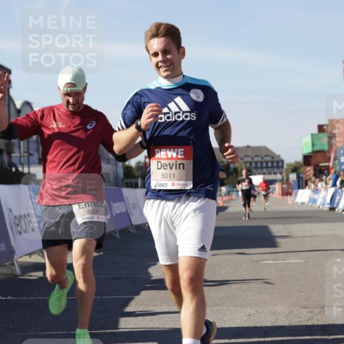 03.10.2025 - Köhlbrandbrückenlauf Jannik Wohlers http://msf.ph/oto/9111504 03.10.2025 13:00:40 Ziel 4016, 4018, 4172, 4228, 4299, 4622, 4763, 4850, 5011, 5664, 6373 meine-sportfotos.de