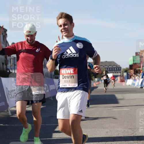 03.10.2025 - Köhlbrandbrückenlauf Jannik Wohlers http://msf.ph/oto/9111516 03.10.2025 13:00:40 Ziel 4016, 4018, 4172, 4228, 4299, 4622, 4763, 4850, 5011, 5664, 6373 meine-sportfotos.de