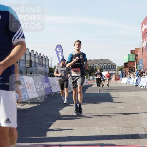 03.10.2025 - Köhlbrandbrückenlauf Jannik Wohlers http://msf.ph/oto/9111524 03.10.2025 13:00:41 Ziel 4016, 4018, 4172, 4228, 4299, 4622, 4763, 4850, 5011, 5664, 6373, 6525 meine-sportfotos.de