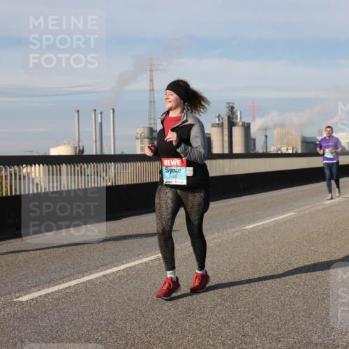 03.10.2025 - Köhlbrandbrückenlauf Lena Gebhardt http://msf.ph/oto/9111527 03.10.2025 10:15:28 Position 2 2426 meine-sportfotos.de