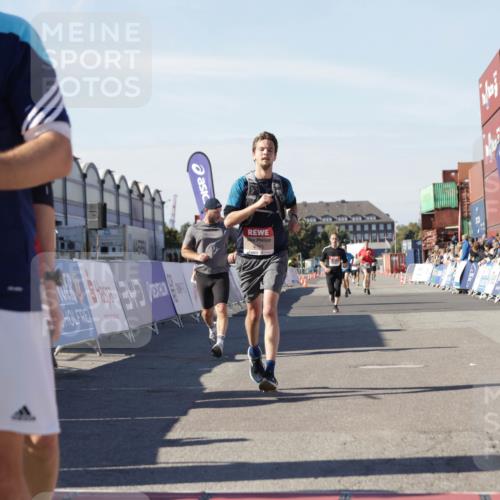 03.10.2025 - Köhlbrandbrückenlauf Jannik Wohlers http://msf.ph/oto/9111531 03.10.2025 13:00:41 Ziel 4016, 4018, 4172, 4228, 4299, 4622, 4763, 4850, 5011, 5664, 6373, 6525 meine-sportfotos.de
