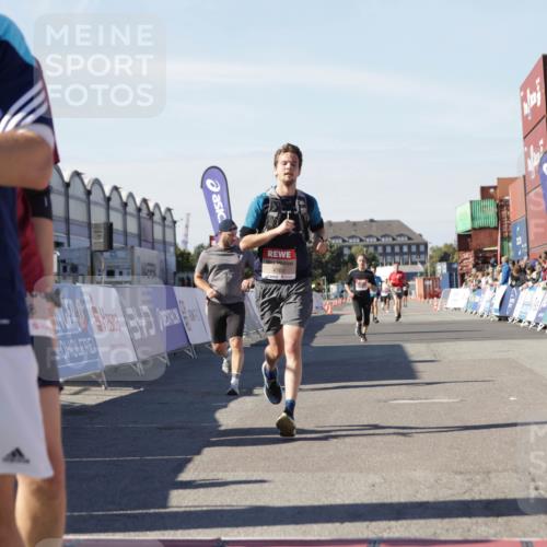 03.10.2025 - Köhlbrandbrückenlauf Jannik Wohlers http://msf.ph/oto/9111537 03.10.2025 13:00:41 Ziel 4016, 4018, 4172, 4228, 4299, 4622, 4763, 4850, 5011, 5664, 6373, 6525 meine-sportfotos.de