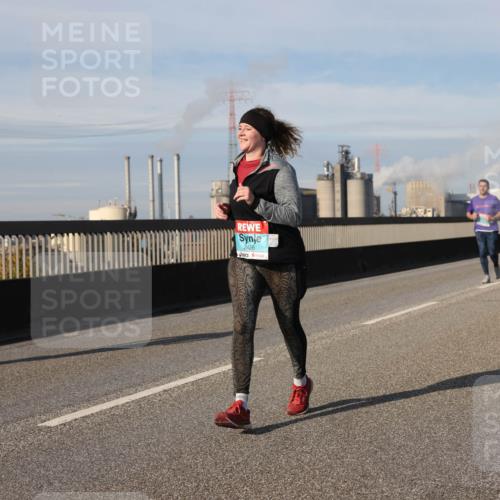 03.10.2025 - Köhlbrandbrückenlauf Lena Gebhardt http://msf.ph/oto/9111539 03.10.2025 10:15:28 Position 2 2426 meine-sportfotos.de