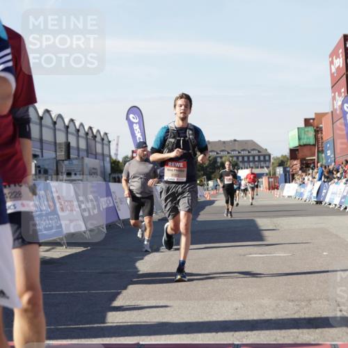 03.10.2025 - Köhlbrandbrückenlauf Jannik Wohlers http://msf.ph/oto/9111545 03.10.2025 13:00:41 Ziel 4016, 4018, 4172, 4228, 4299, 4622, 4763, 4850, 5011, 5664, 6373, 6525 meine-sportfotos.de