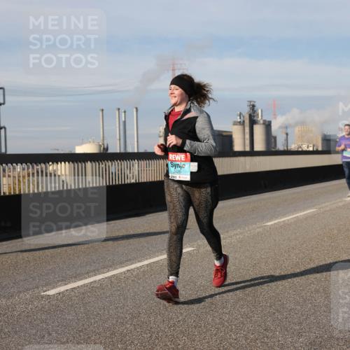 03.10.2025 - Köhlbrandbrückenlauf Lena Gebhardt http://msf.ph/oto/9111548 03.10.2025 10:15:28 Position 2 2426 meine-sportfotos.de
