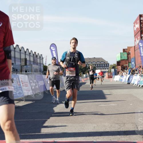 03.10.2025 - Köhlbrandbrückenlauf Jannik Wohlers http://msf.ph/oto/9111557 03.10.2025 13:00:41 Ziel 4016, 4018, 4172, 4228, 4299, 4622, 4763, 4850, 5011, 5664, 6373, 6525 meine-sportfotos.de