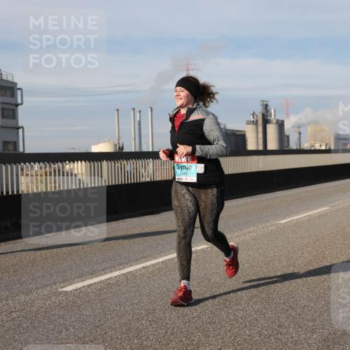 03.10.2025 - Köhlbrandbrückenlauf Lena Gebhardt http://msf.ph/oto/9111558 03.10.2025 10:15:28 Position 2 2426 meine-sportfotos.de