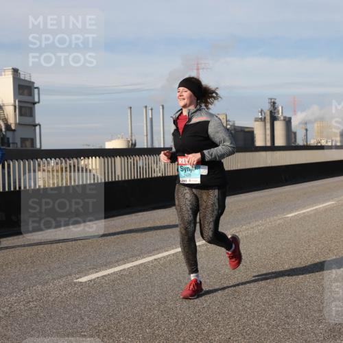 03.10.2025 - Köhlbrandbrückenlauf Lena Gebhardt http://msf.ph/oto/9111567 03.10.2025 10:15:28 Position 2 2426 meine-sportfotos.de