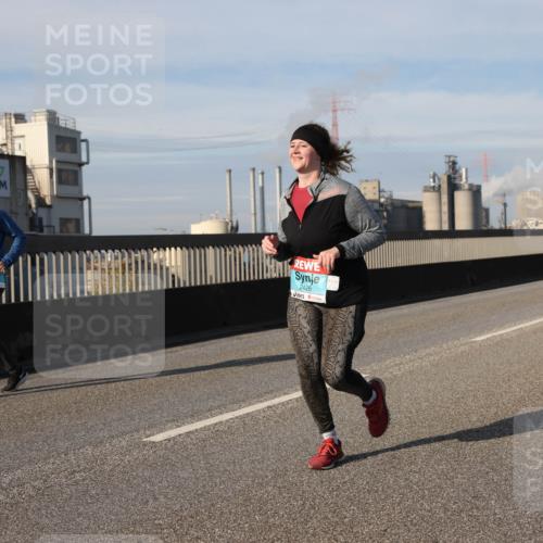 03.10.2025 - Köhlbrandbrückenlauf Lena Gebhardt http://msf.ph/oto/9111574 03.10.2025 10:15:28 Position 2 2426 meine-sportfotos.de