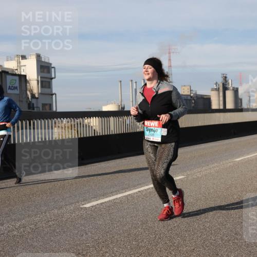 03.10.2025 - Köhlbrandbrückenlauf Lena Gebhardt http://msf.ph/oto/9111584 03.10.2025 10:15:29 Position 2 2426 meine-sportfotos.de