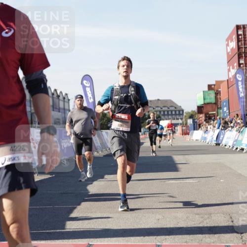 03.10.2025 - Köhlbrandbrückenlauf Jannik Wohlers http://msf.ph/oto/9111593 03.10.2025 13:00:42 Ziel 4016, 4018, 4228, 4299, 4622, 4763, 4850, 5011, 5664, 6042, 6373, 6525 meine-sportfotos.de