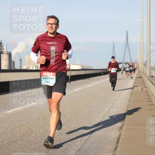 03.10.2025 - Köhlbrandbrückenlauf Lena Gebhardt http://msf.ph/oto/9111600 03.10.2025 09:41:56 Position 2 1090 meine-sportfotos.de