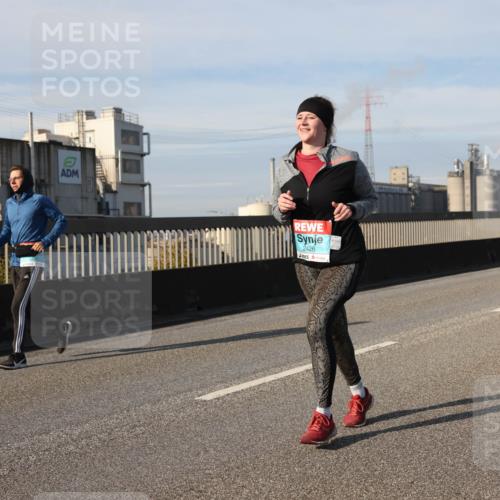 03.10.2025 - Köhlbrandbrückenlauf Lena Gebhardt http://msf.ph/oto/9111607 03.10.2025 10:15:29 Position 2 2426 meine-sportfotos.de