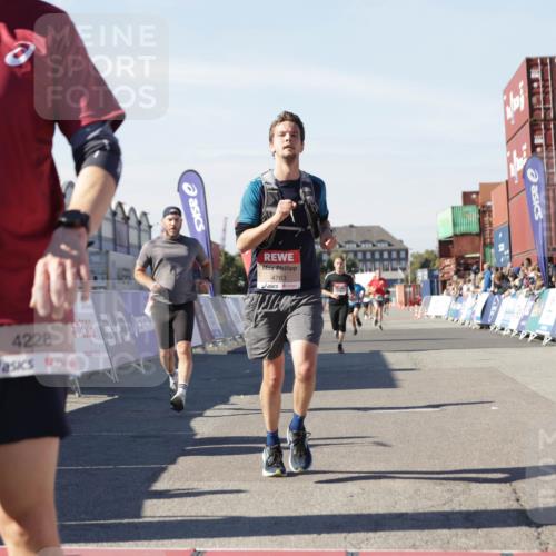 03.10.2025 - Köhlbrandbrückenlauf Jannik Wohlers http://msf.ph/oto/9111608 03.10.2025 13:00:42 Ziel 4016, 4018, 4228, 4299, 4622, 4763, 4850, 5011, 5664, 6042, 6373, 6525 meine-sportfotos.de