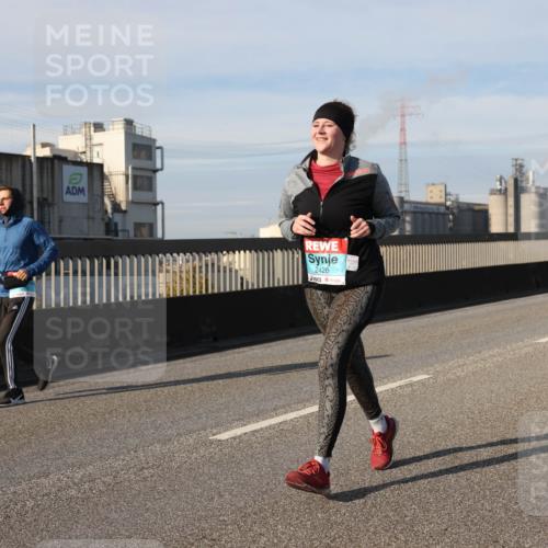 03.10.2025 - Köhlbrandbrückenlauf Lena Gebhardt http://msf.ph/oto/9111615 03.10.2025 10:15:29 Position 2 2426 meine-sportfotos.de