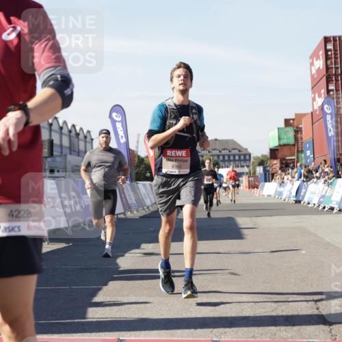 03.10.2025 - Köhlbrandbrückenlauf Jannik Wohlers http://msf.ph/oto/9111616 03.10.2025 13:00:42 Ziel 4016, 4018, 4228, 4299, 4622, 4763, 4850, 5011, 5664, 6042, 6373, 6525 meine-sportfotos.de