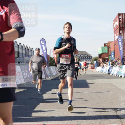 03.10.2025 - Köhlbrandbrückenlauf Jannik Wohlers http://msf.ph/oto/9111622 03.10.2025 13:00:42 Ziel 4016, 4018, 4228, 4299, 4622, 4763, 4850, 5011, 5664, 6042, 6373, 6525 meine-sportfotos.de