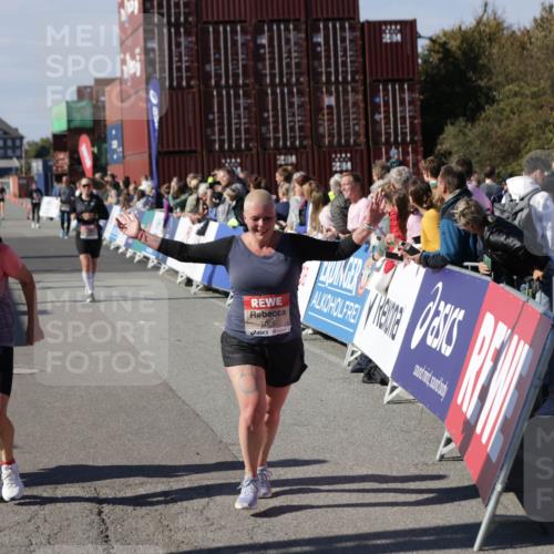 03.10.2025 - Köhlbrandbrückenlauf Jannik Wohlers http://msf.ph/oto/9111638 03.10.2025 13:30:51 Ziel 4715, 4840, 4841, 4937, 5005, 5142, 5391, 5402, 5938, 6223, 6537 meine-sportfotos.de