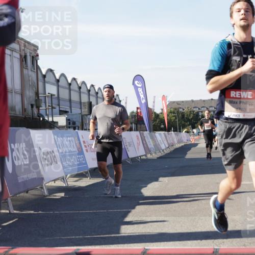 03.10.2025 - Köhlbrandbrückenlauf Jannik Wohlers http://msf.ph/oto/9111641 03.10.2025 13:00:43 Ziel 4016, 4018, 4228, 4299, 4763, 5011, 6042, 6373, 6525 meine-sportfotos.de