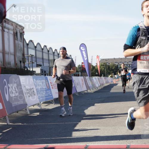 03.10.2025 - Köhlbrandbrückenlauf Jannik Wohlers http://msf.ph/oto/9111646 03.10.2025 13:00:43 Ziel 4016, 4018, 4228, 4299, 4763, 5011, 6042, 6373, 6525 meine-sportfotos.de