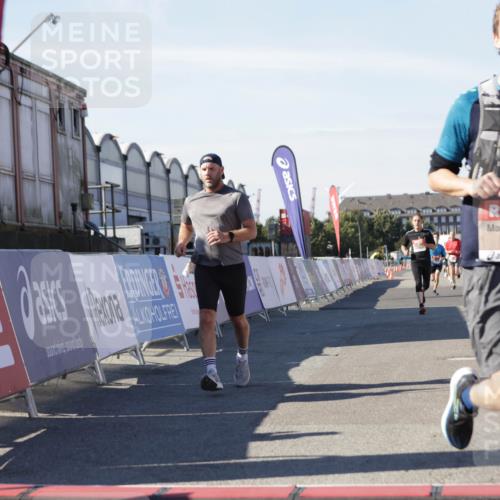 03.10.2025 - Köhlbrandbrückenlauf Jannik Wohlers http://msf.ph/oto/9111652 03.10.2025 13:00:43 Ziel 4016, 4018, 4228, 4299, 4763, 5011, 6042, 6373, 6525 meine-sportfotos.de