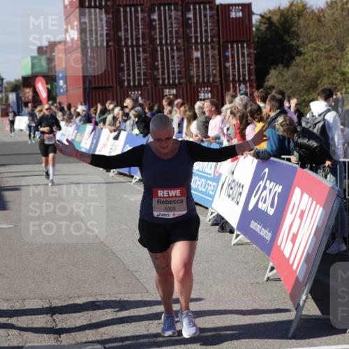 03.10.2025 - Köhlbrandbrückenlauf Jannik Wohlers http://msf.ph/oto/9111675 03.10.2025 13:30:51 Ziel 4715, 4840, 4841, 4937, 5005, 5142, 5391, 5402, 5938, 6223, 6537 meine-sportfotos.de