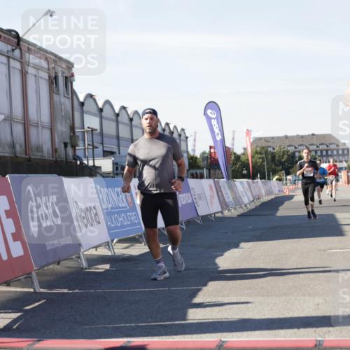 03.10.2025 - Köhlbrandbrückenlauf Jannik Wohlers http://msf.ph/oto/9111678 03.10.2025 13:00:43 Ziel 4016, 4018, 4228, 4299, 4763, 5011, 6042, 6373, 6525 meine-sportfotos.de