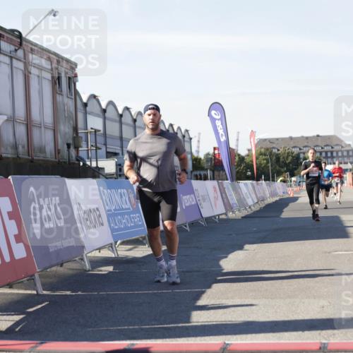 03.10.2025 - Köhlbrandbrückenlauf Jannik Wohlers http://msf.ph/oto/9111686 03.10.2025 13:00:43 Ziel 4016, 4018, 4228, 4299, 4763, 5011, 6042, 6373, 6525 meine-sportfotos.de