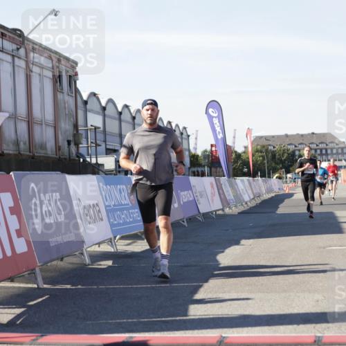03.10.2025 - Köhlbrandbrückenlauf Jannik Wohlers http://msf.ph/oto/9111690 03.10.2025 13:00:43 Ziel 4016, 4018, 4228, 4299, 4763, 5011, 6042, 6373, 6525 meine-sportfotos.de