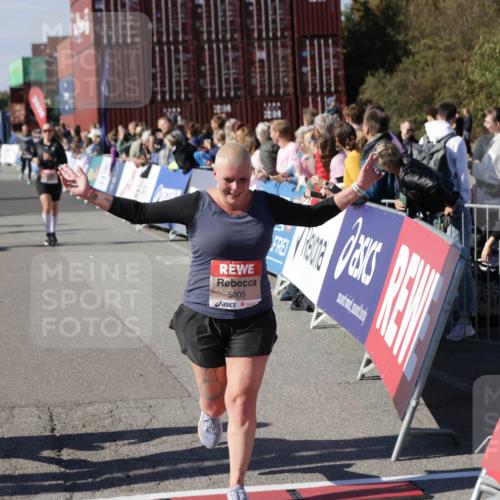 03.10.2025 - Köhlbrandbrückenlauf Jannik Wohlers http://msf.ph/oto/9111701 03.10.2025 13:30:52 Ziel 4715, 4734, 4840, 4841, 4937, 5005, 5142, 5391, 5402, 5938, 6537 meine-sportfotos.de