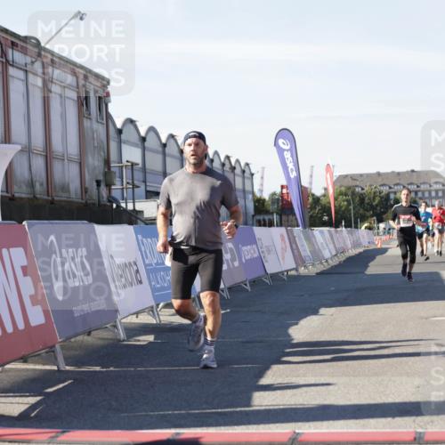 03.10.2025 - Köhlbrandbrückenlauf Jannik Wohlers http://msf.ph/oto/9111705 03.10.2025 13:00:43 Ziel 4016, 4018, 4228, 4299, 4763, 5011, 6042, 6373, 6525 meine-sportfotos.de