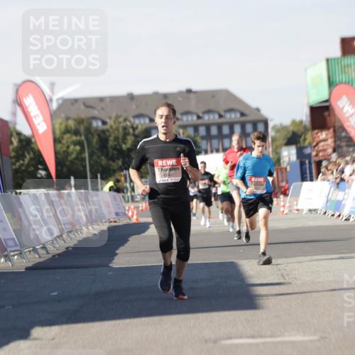 03.10.2025 - Köhlbrandbrückenlauf Jannik Wohlers http://msf.ph/oto/9111716 03.10.2025 13:00:45 Ziel 4016, 4018, 4228, 4299, 4763, 5011, 6042, 6373, 6525 meine-sportfotos.de