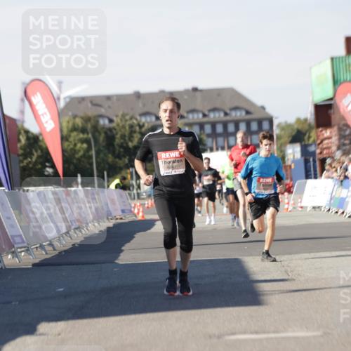 03.10.2025 - Köhlbrandbrückenlauf Jannik Wohlers http://msf.ph/oto/9111724 03.10.2025 13:00:45 Ziel 4016, 4018, 4228, 4299, 4763, 5011, 6042, 6373, 6525 meine-sportfotos.de