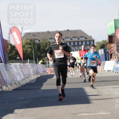 03.10.2025 - Köhlbrandbrückenlauf Jannik Wohlers http://msf.ph/oto/9111734 03.10.2025 13:00:45 Ziel 4016, 4018, 4228, 4299, 4763, 5011, 6042, 6373, 6525 meine-sportfotos.de