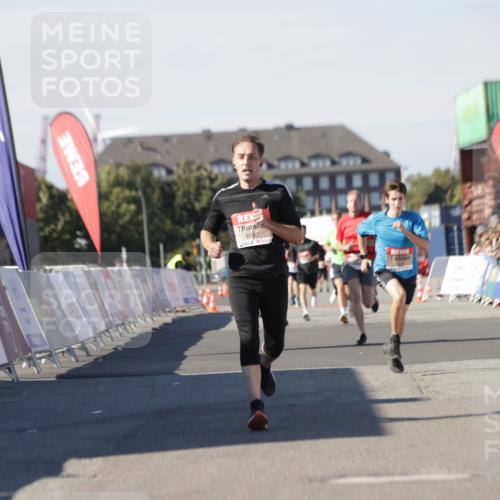 03.10.2025 - Köhlbrandbrückenlauf Jannik Wohlers http://msf.ph/oto/9111739 03.10.2025 13:00:45 Ziel 4016, 4018, 4228, 4299, 4763, 5011, 6042, 6373, 6525 meine-sportfotos.de