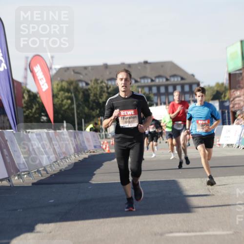 03.10.2025 - Köhlbrandbrückenlauf Jannik Wohlers http://msf.ph/oto/9111754 03.10.2025 13:00:45 Ziel 4016, 4018, 4228, 4299, 4763, 5011, 6042, 6373, 6525 meine-sportfotos.de