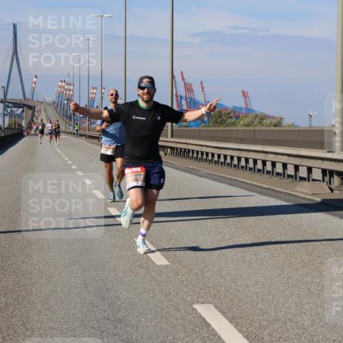 03.10.2025 - Köhlbrandbrückenlauf Strokosch-Dieckow http://msf.ph/oto/9111756 03.10.2025 12:39:48 Position 3 6458 meine-sportfotos.de