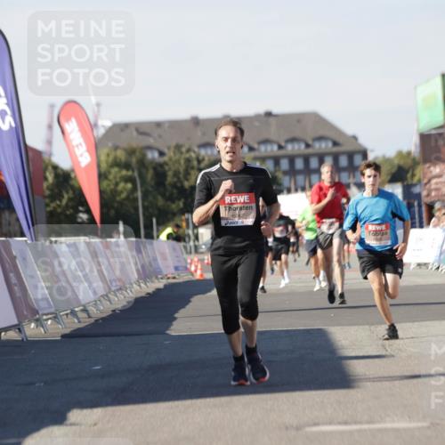 03.10.2025 - Köhlbrandbrückenlauf Jannik Wohlers http://msf.ph/oto/9111761 03.10.2025 13:00:45 Ziel 4016, 4018, 4228, 4299, 4763, 5011, 6042, 6373, 6525 meine-sportfotos.de