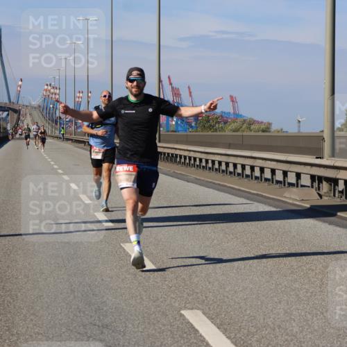 03.10.2025 - Köhlbrandbrückenlauf Strokosch-Dieckow http://msf.ph/oto/9111778 03.10.2025 12:39:48 Position 3 6458 meine-sportfotos.de