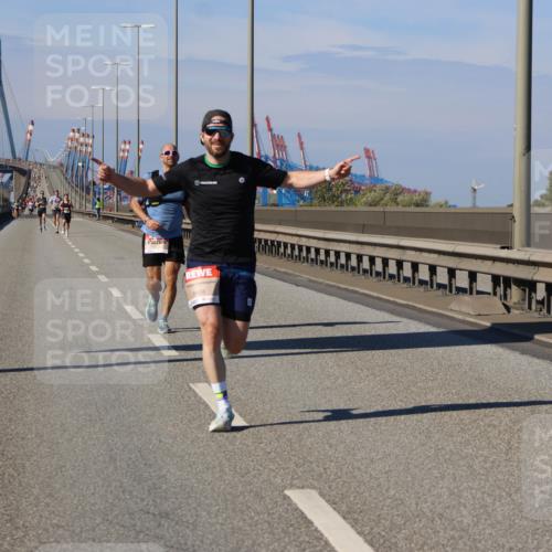 03.10.2025 - Köhlbrandbrückenlauf Strokosch-Dieckow http://msf.ph/oto/9111779 03.10.2025 12:39:48 Position 3 6458 meine-sportfotos.de