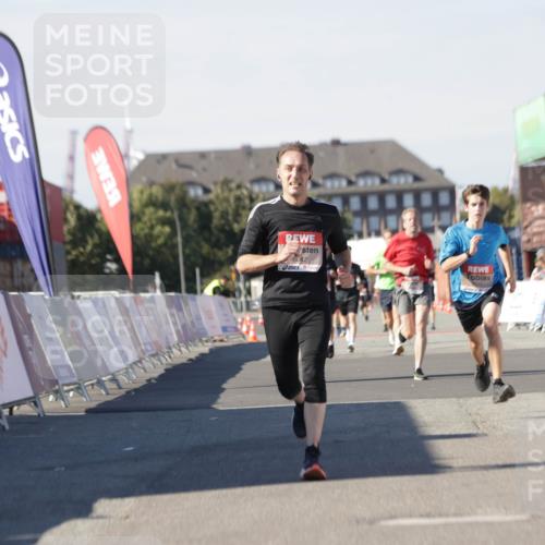 03.10.2025 - Köhlbrandbrückenlauf Jannik Wohlers http://msf.ph/oto/9111781 03.10.2025 13:00:45 Ziel 4016, 4018, 4228, 4299, 4763, 5011, 6042, 6373, 6525 meine-sportfotos.de