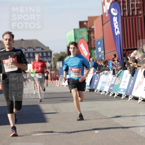 03.10.2025 - Köhlbrandbrückenlauf Jannik Wohlers http://msf.ph/oto/9111795 03.10.2025 13:00:46 Ziel 4016, 4018, 4228, 4763, 5011, 6042, 6464, 6525 meine-sportfotos.de