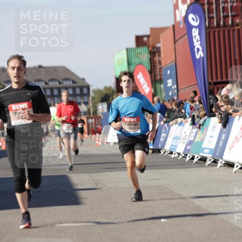 03.10.2025 - Köhlbrandbrückenlauf Jannik Wohlers http://msf.ph/oto/9111801 03.10.2025 13:00:46 Ziel 4016, 4018, 4228, 4763, 5011, 6042, 6464, 6525 meine-sportfotos.de