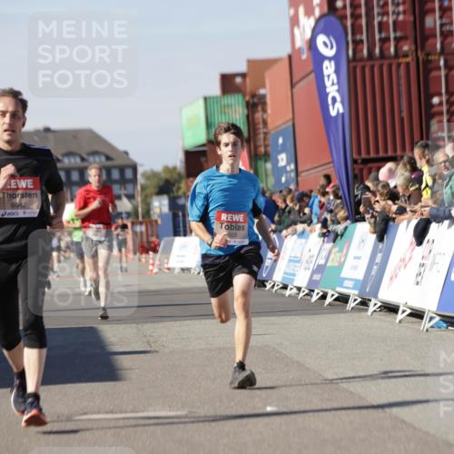 03.10.2025 - Köhlbrandbrückenlauf Jannik Wohlers http://msf.ph/oto/9111829 03.10.2025 13:00:46 Ziel 4016, 4018, 4228, 4763, 5011, 6042, 6464, 6525 meine-sportfotos.de