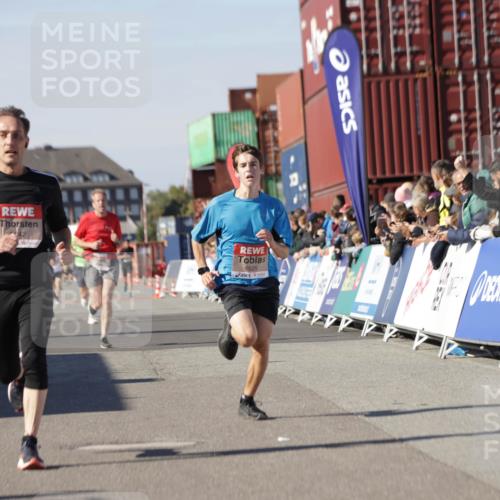 03.10.2025 - Köhlbrandbrückenlauf Jannik Wohlers http://msf.ph/oto/9111839 03.10.2025 13:00:46 Ziel 4016, 4018, 4228, 4763, 5011, 6042, 6464, 6525 meine-sportfotos.de