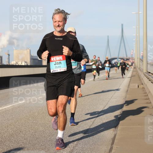 03.10.2025 - Köhlbrandbrückenlauf Lena Gebhardt http://msf.ph/oto/9111926 03.10.2025 09:42:09 Position 2 3544, 50 meine-sportfotos.de