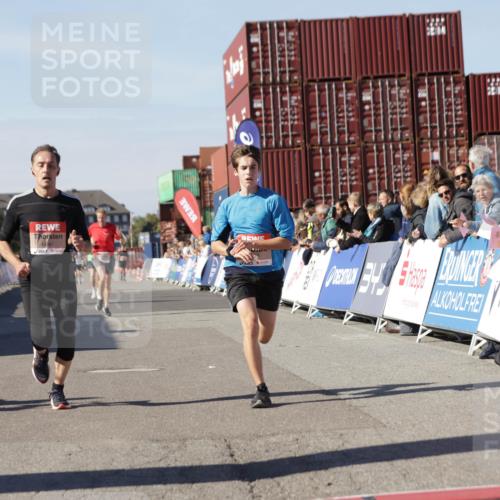 03.10.2025 - Köhlbrandbrückenlauf Jannik Wohlers http://msf.ph/oto/9111941 03.10.2025 13:00:47 Ziel 4018, 4228, 4763, 5011, 6042, 6464, 6525 meine-sportfotos.de