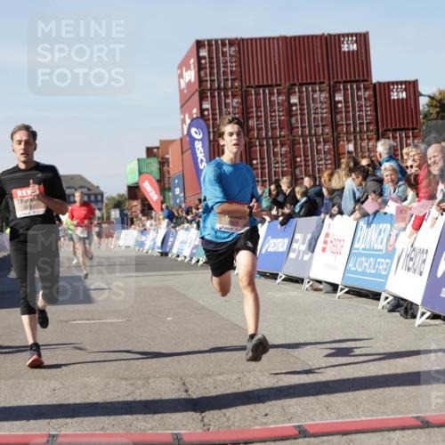 03.10.2025 - Köhlbrandbrückenlauf Jannik Wohlers http://msf.ph/oto/9111970 03.10.2025 13:00:48 Ziel 4018, 4228, 4763, 5011, 6042, 6464, 6525 meine-sportfotos.de