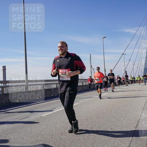 03.10.2025 - Köhlbrandbrückenlauf Michael Burmester http://msf.ph/oto/9111976 03.10.2025 12:54:08 Position 2 5107 meine-sportfotos.de